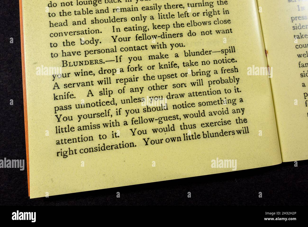 'Blunders' en el capítulo 'Modales en el hogar y en la mesa', folleto 'Etiquette in Everyday Life' de 1920 (réplica). Foto de stock