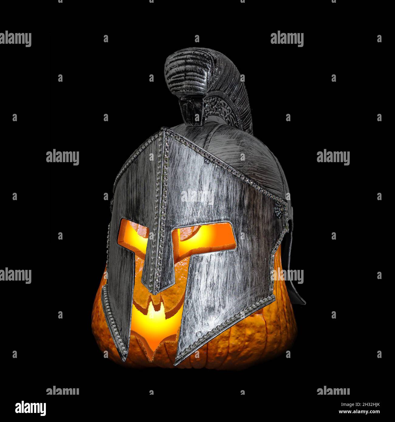 Cabeza de calabaza con máscara de caballero sobre fondo negro Fotografía de  stock - Alamy