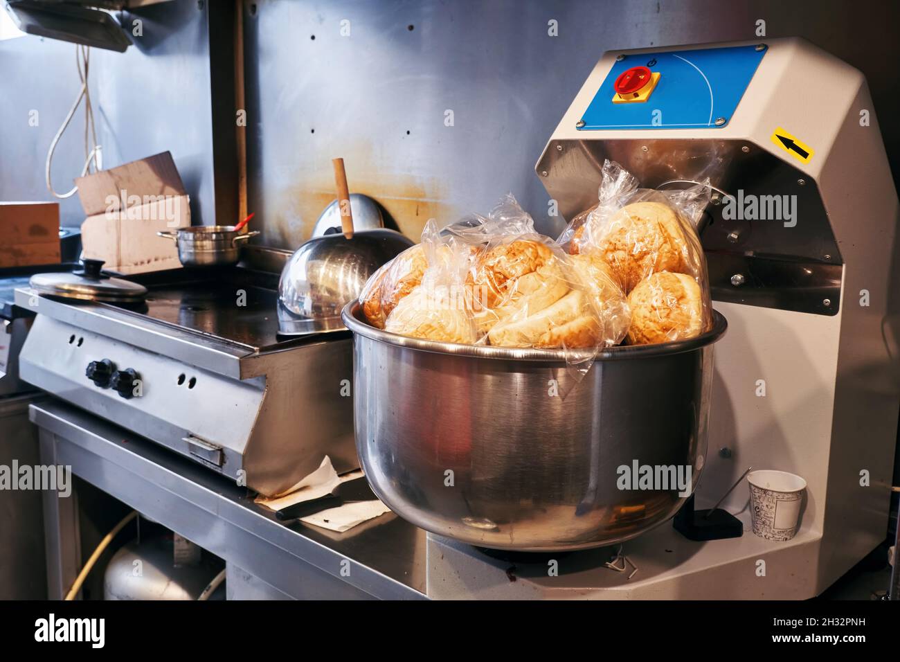 Amasadora de pan fotografías e imágenes de alta resolución - Alamy