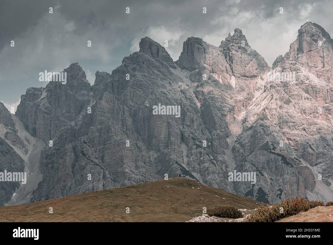 Montañas Dolomitas, picos increíbles en buenas condiciones climáticas. Increíble naturaleza veraniega con ambiente y luz. Foto de stock
