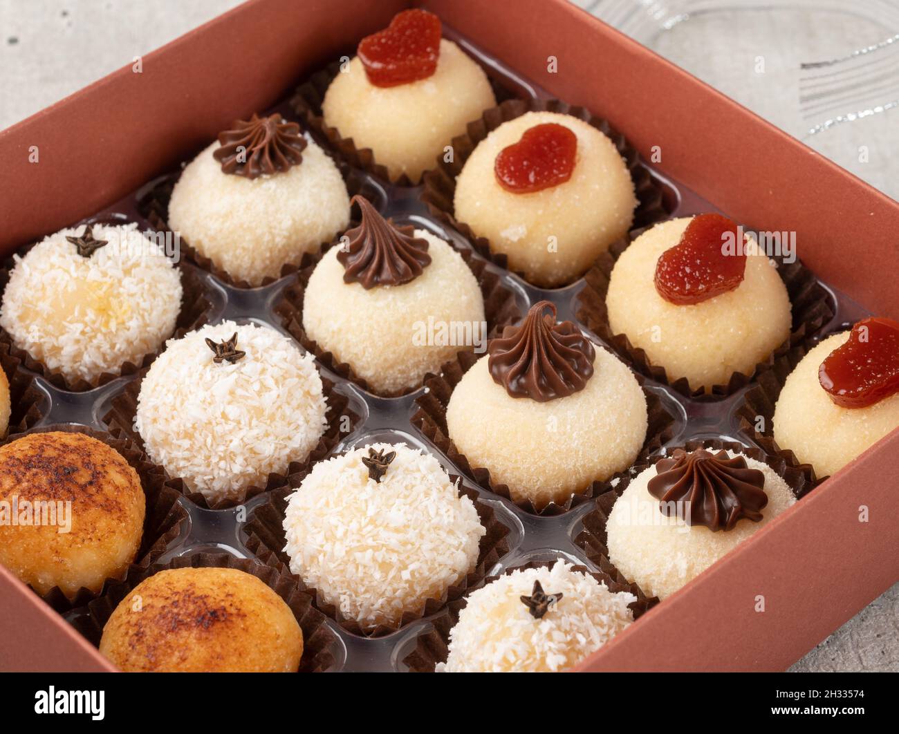 Típicos brigadeiros brasileños gourmet, varios sabores en una caja de  regalo Fotografía de stock - Alamy