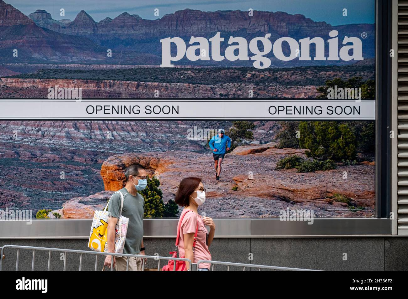 Los peatones pasan por delante de la marca de ropa al aire libre americana Patagonia tienda bajo mantenimiento en Hong Fotografía de stock - Alamy