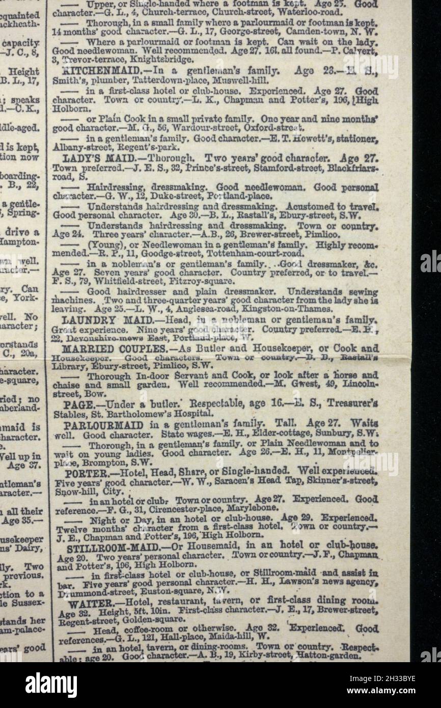 Anuncios de trabajo para dama de dama, página, sala de limpieza, etc en una época victoriana Exchange y Mart (réplica) del 13th de mayo de 1868. Foto de stock