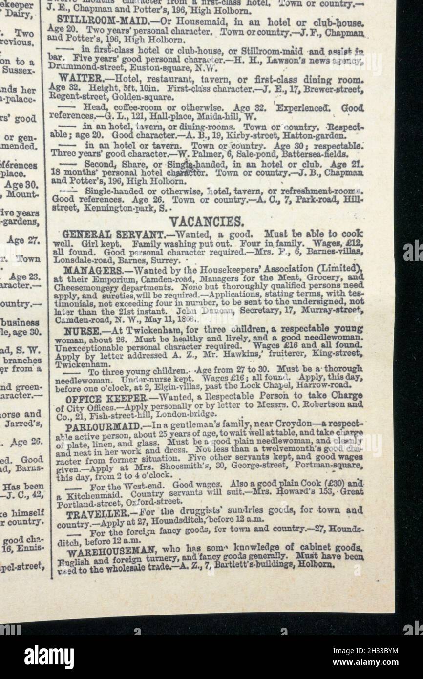 Anuncios de vacantes de empleo (enfermeras, encargado de oficina, viajero) en una época victoriana Exchange and Mart (réplica) del 13th de mayo de 1868. Foto de stock