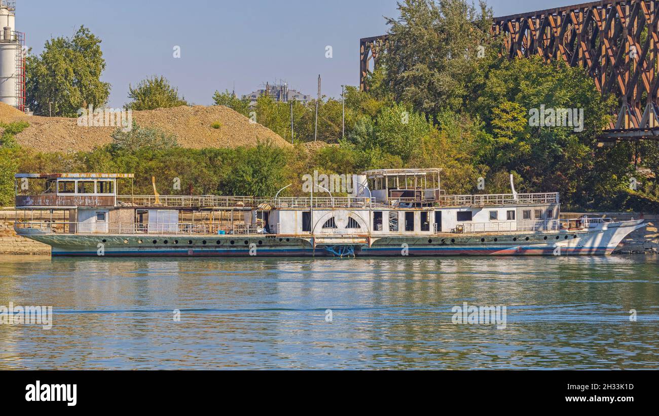 Abandonado Old Disfunctional Paddle Boat en el río Sava Foto de stock