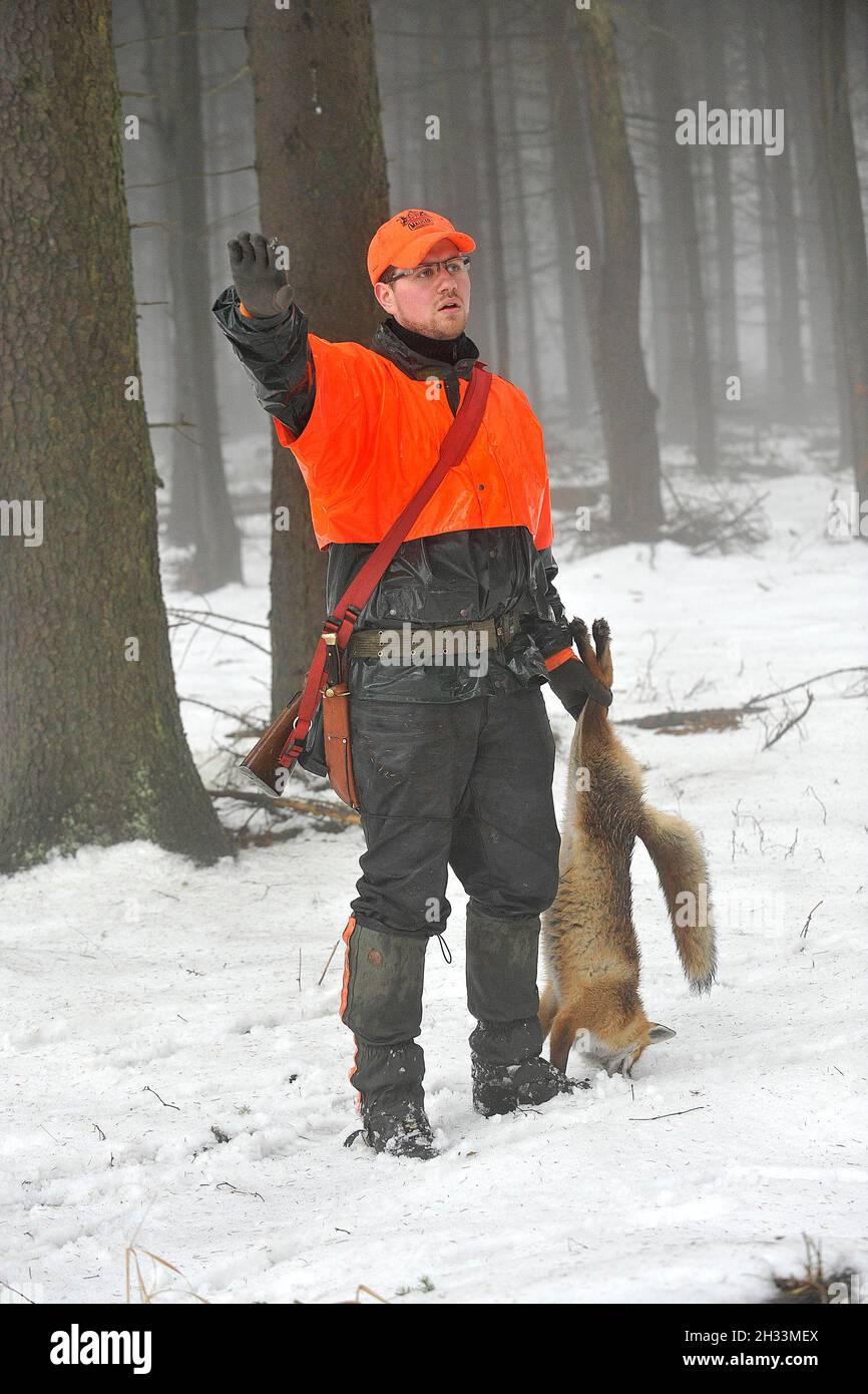 cazador con zorro muerto Foto de stock