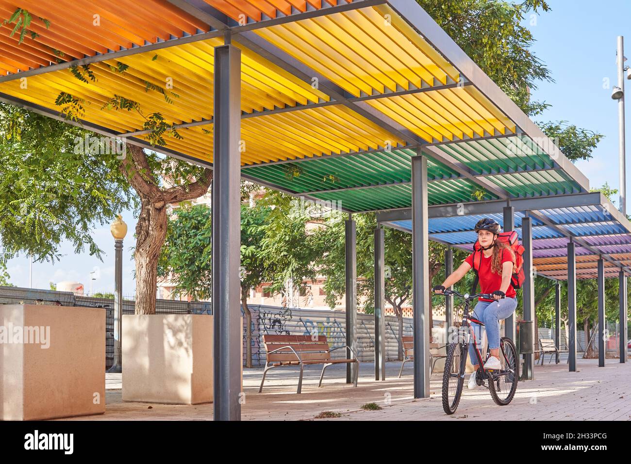 Jovencita montando bicicleta fotografías e imágenes de alta resolución -  Página 7 - Alamy