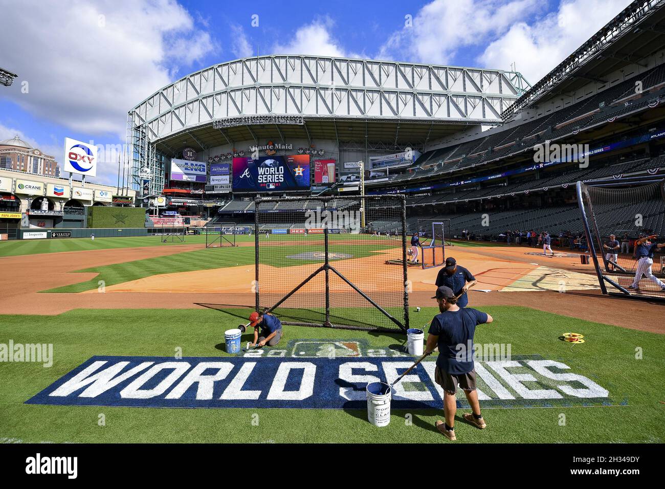 Houston, Estados Unidos. 25th Oct, 2021. La tripulación del recinto pintó  el campo de Minute Maid Park el día anterior al partido de la Serie Mundial  MLB en Houston, Texas, el lunes