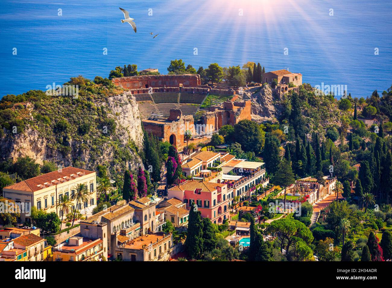 Ruinas del teatro griego antiguo en Taormina, Sicilia, Italia. Taormina situado en la ciudad metropolitana de Messina, en la costa este de la isla de Sicilia. Foto de stock