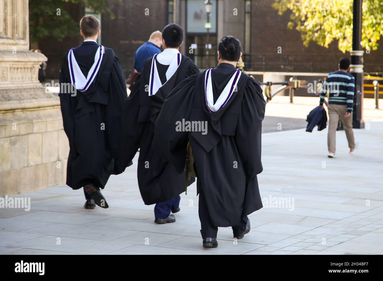 Londres, Reino Unido. 20th Oct, 2021. El estudiante universitario ha visto usar batas en su día de graduación. Más de dos mil y medio graduados asistieron al Día de Conmemoración de este año. Crédito: SOPA Images Limited/Alamy Live News Foto de stock
