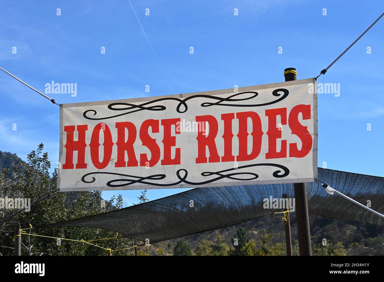 OAK GLEN, CALIFORNIA - 21 OCT 2021: Señal de paseo a caballo en Los Ríos Rancho, Little Seedling Ranch y Livery. Foto de stock