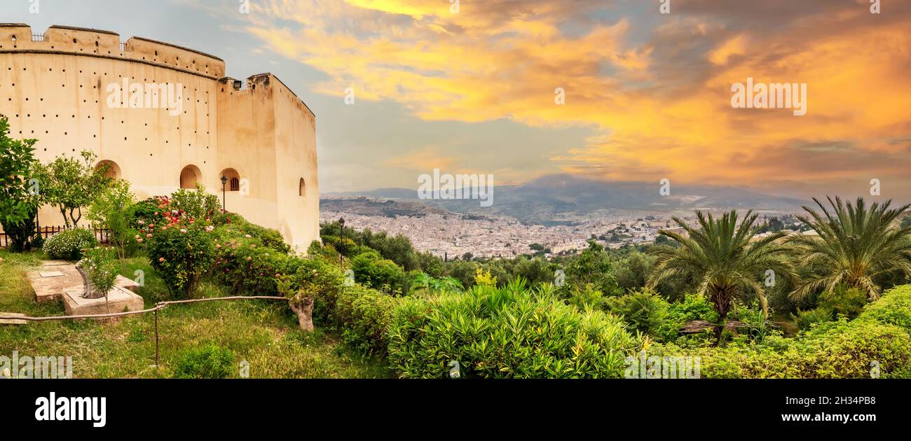 Vista panorámica de la ciudad de Fes al atardecer en Marruecos Foto de stock