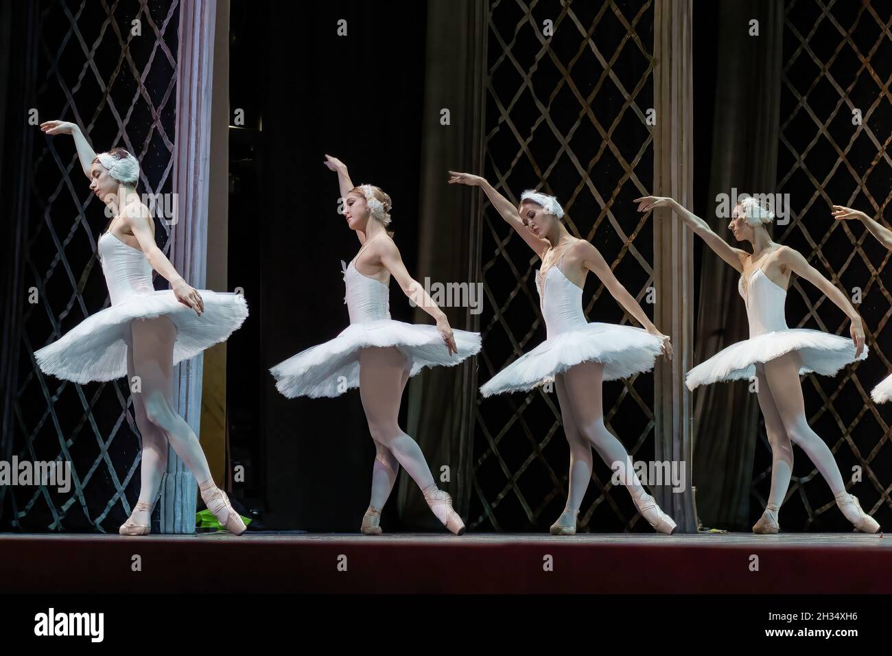 Mujer joven bailarina en un tutu blanco bailando la actuación escenario en  un teatro sobre fondo azul Fotografía de stock - Alamy