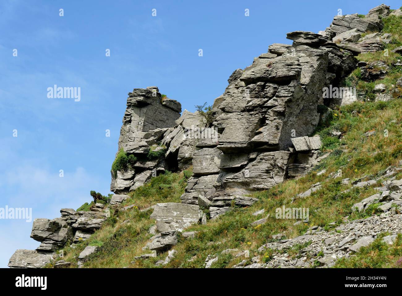 Deshecho Devonian Limestone Rock Outcrop de Castle Rock, Valley of the Rocks, Exmoor, Devon, Reino Unido Foto de stock
