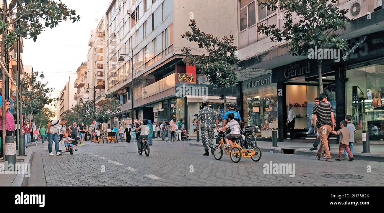 Los libaneses toman las calles durante el día libre de 2015 coches en la calle Hamra en el barrio de Hamra en Beirut, Líbano. Este evento trajo a muchos peatones y ciclistas a la calle normalmente obstruida por el tráfico, dando a la gente la oportunidad de ver cómo el tráfico urbano cambia el paisaje urbano, así como la calidad de vida de los residentes. Foto de stock