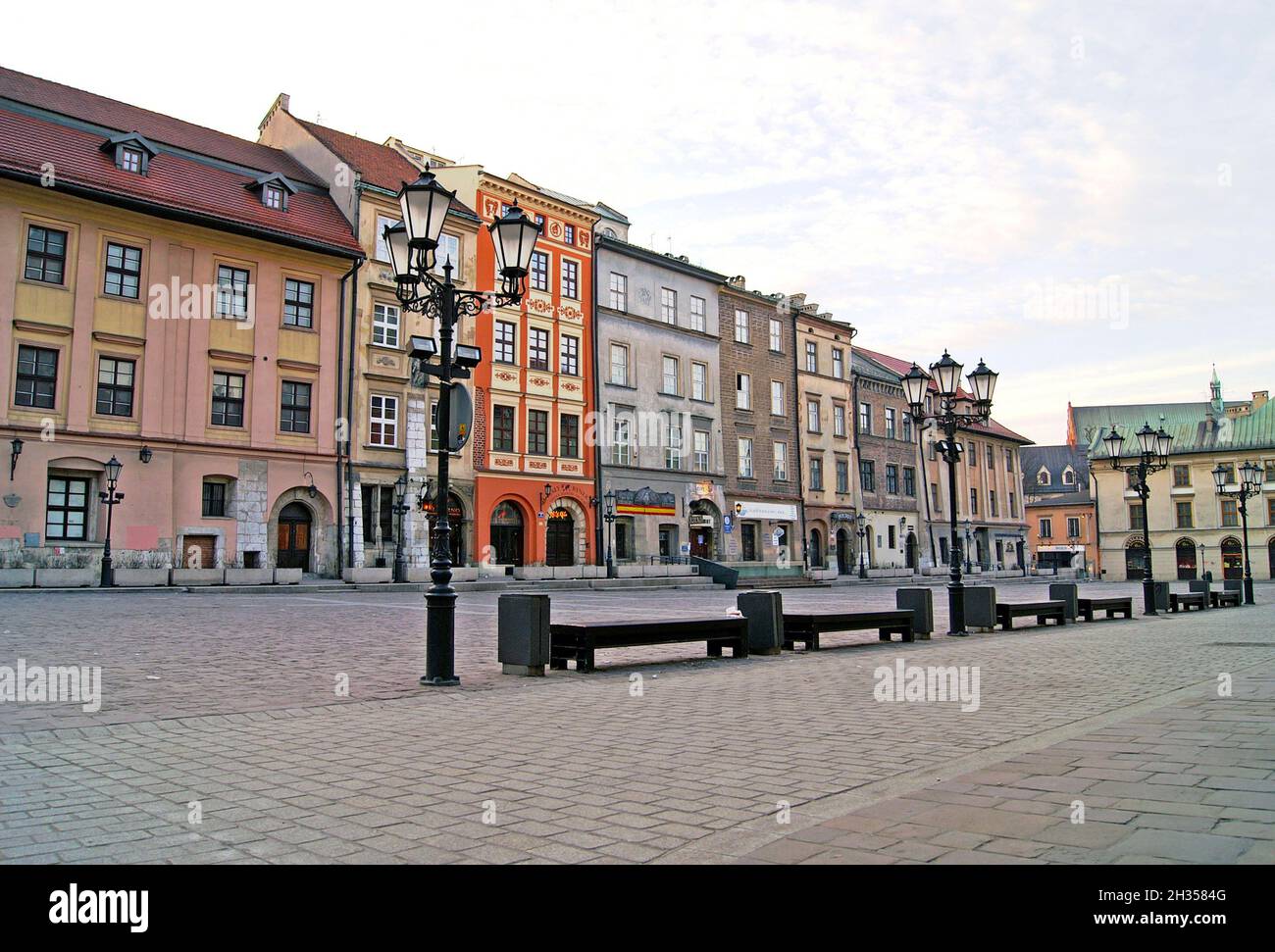 Temprano por la mañana en el casco antiguo de Cracovia, Polonia muestra la arquitectura histórica que contribuye a que toda la Ciudad Vieja se convierta en un lugar declarado Patrimonio de la Humanidad en 1994. Foto de stock