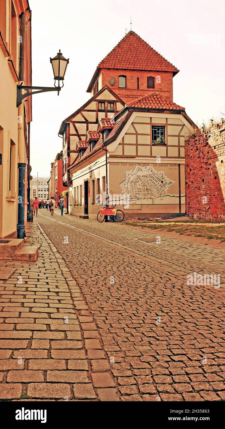 Una carretera peatonal en su mayoría vacía en el casco antiguo medieval de Torun, Polonia se remonta al siglo 13th, cuando el casco antiguo era una importante ciudad comercial europea y se ha conservado desde las carreteras hasta los edificios hasta la distribución de la zona. Fue declarado Patrimonio de la Humanidad por la UNESCO en 1997. Foto de stock