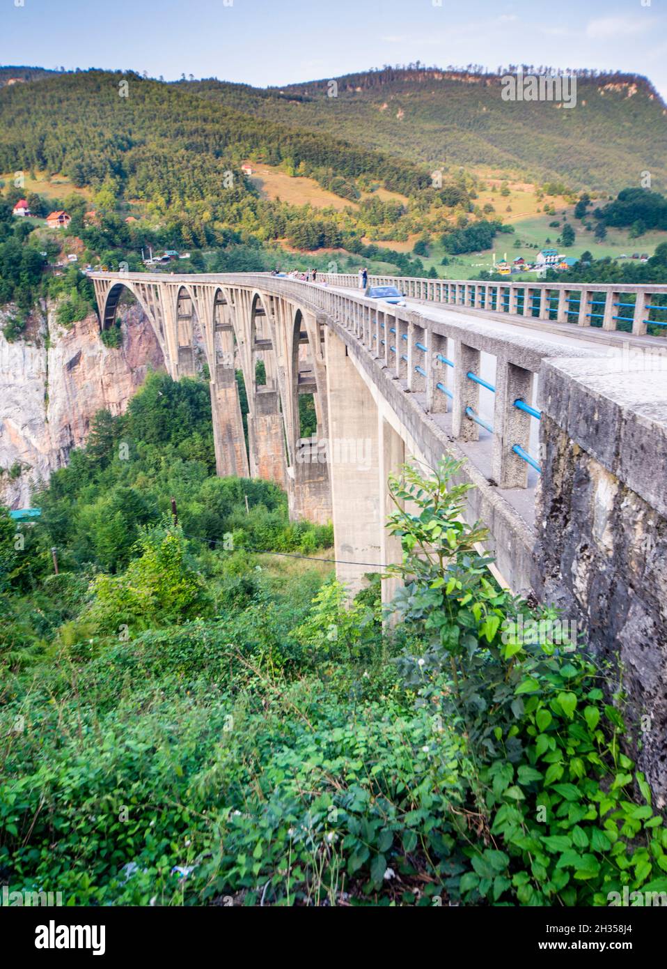 Un lugar de interés popular, amado por los turistas y excursionistas Zipline. Situado entre hermosas montañas y paisajes de verano y cielos azules y soleados en el norte de Monteneg Foto de stock