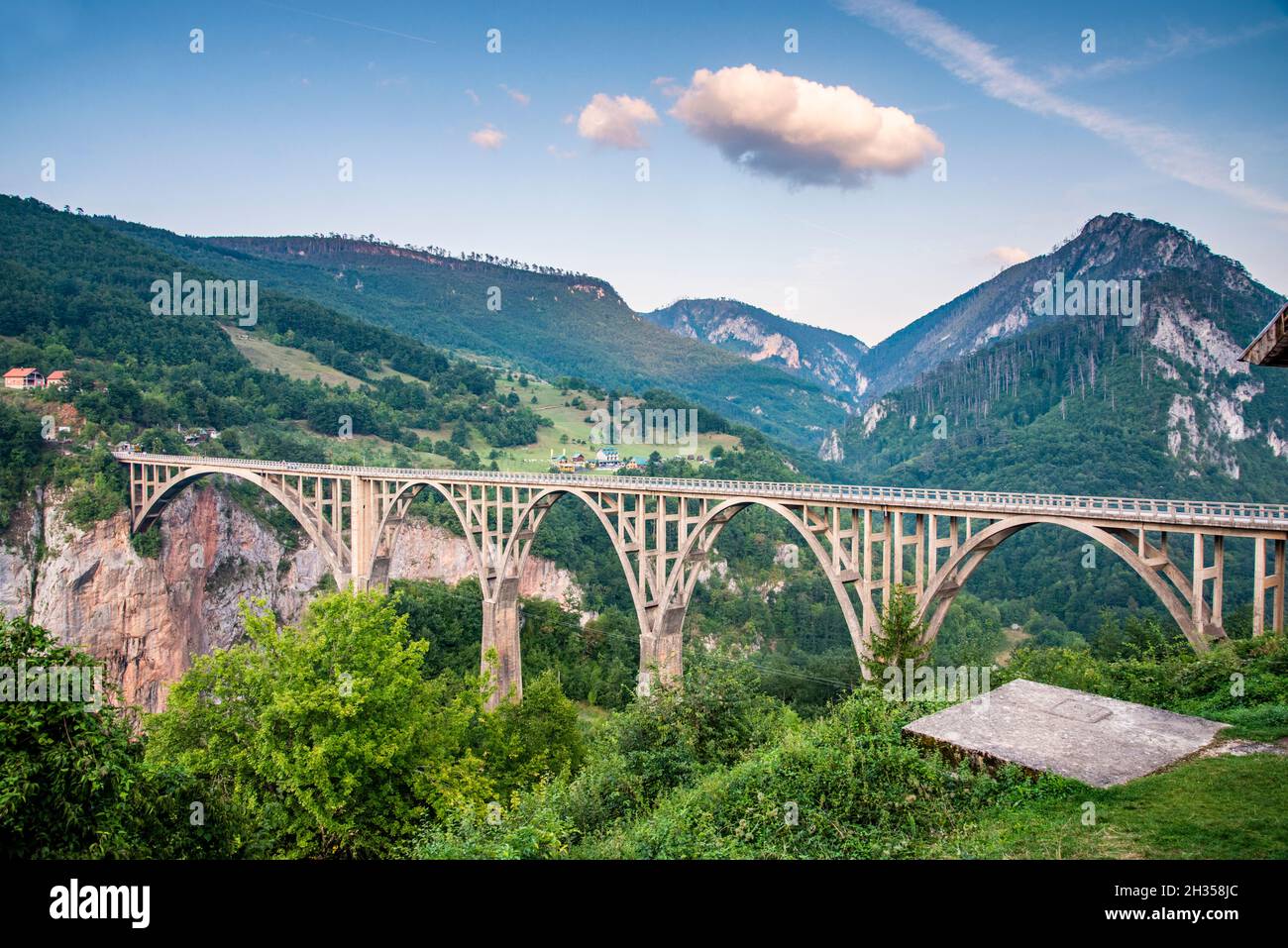 Un lugar de interés popular, amado por los turistas y excursionistas Zipline. Situado entre hermosas montañas y paisajes de verano y cielos azules y soleados en el norte de Monteneg Foto de stock