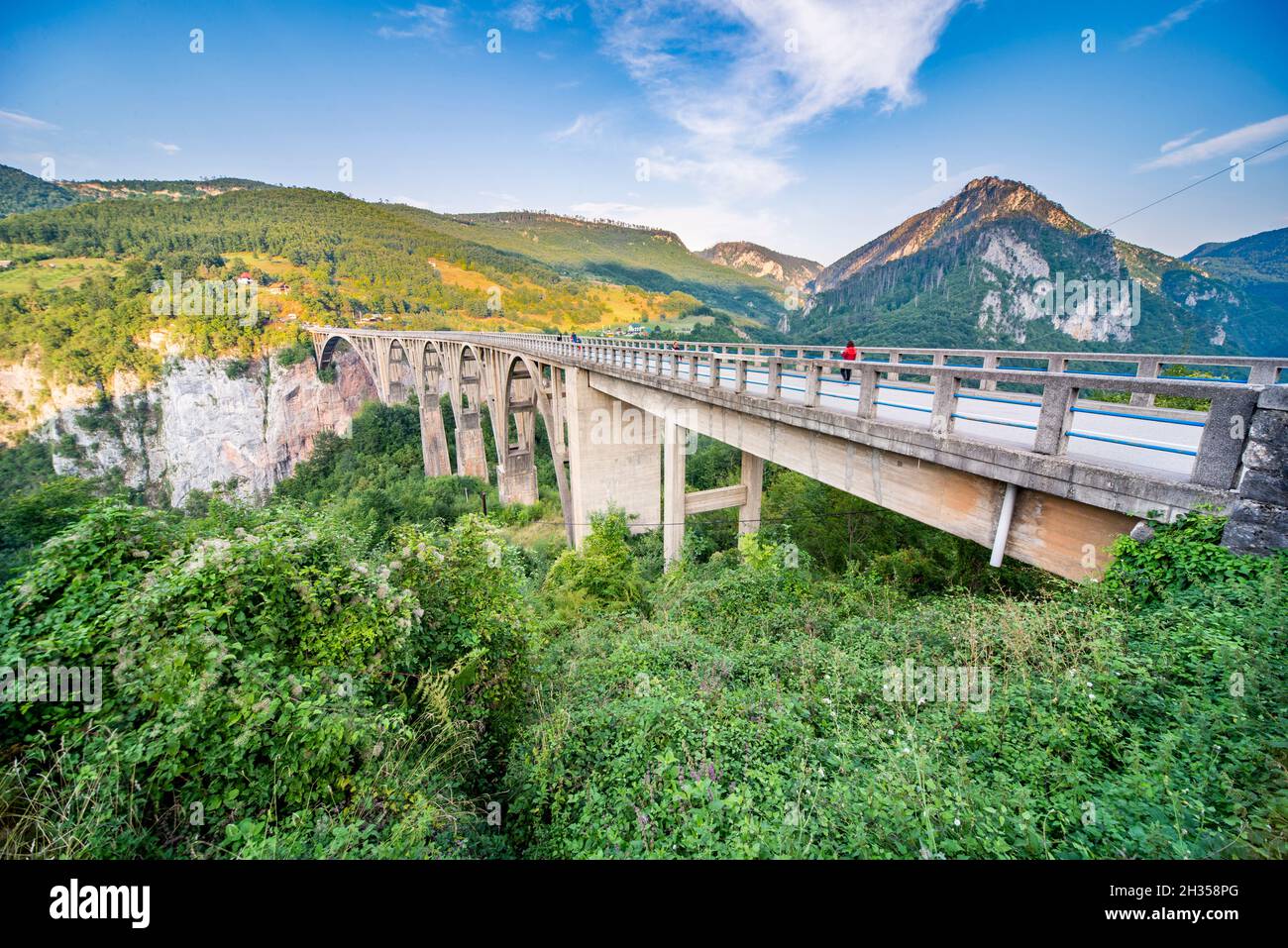 Un lugar de interés popular, amado por los turistas y excursionistas Zipline. Situado entre hermosas montañas y paisajes de verano y cielos azules y soleados en el norte de Monteneg Foto de stock