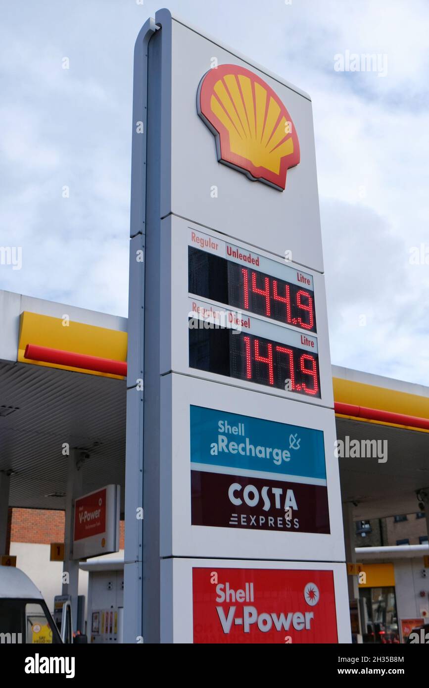 Londres, Reino Unido. Los precios de la gasolina en el Reino Unido suben a sus niveles más altos en más de nueve años después de alcanzar 142,94p en 24/10/21 y podrían ver nuevas subidas Foto de stock