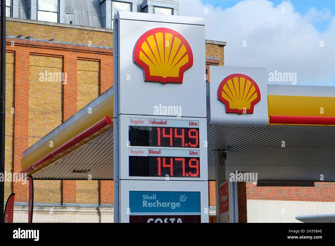 Londres, Reino Unido. Los precios de la gasolina en el Reino Unido suben a sus niveles más altos en más de nueve años después de alcanzar 142,94p en 24/10/21 y podrían ver nuevas subidas Foto de stock