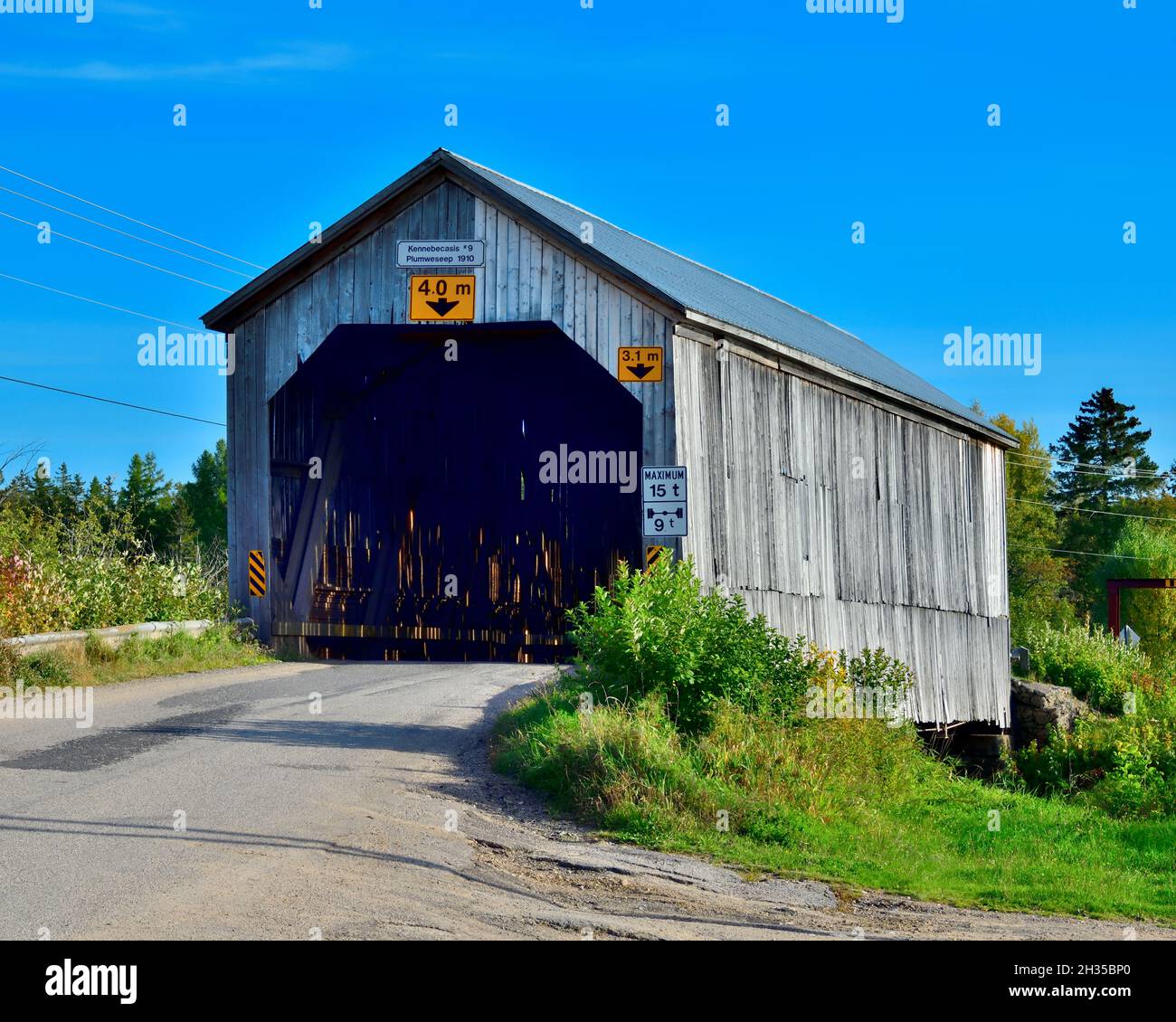 Una imagen del paisaje otoñal de Kennebecasis #9 cubrió el puente en una carretera rural en Plumweseep New Brunswick Canadá. Foto de stock