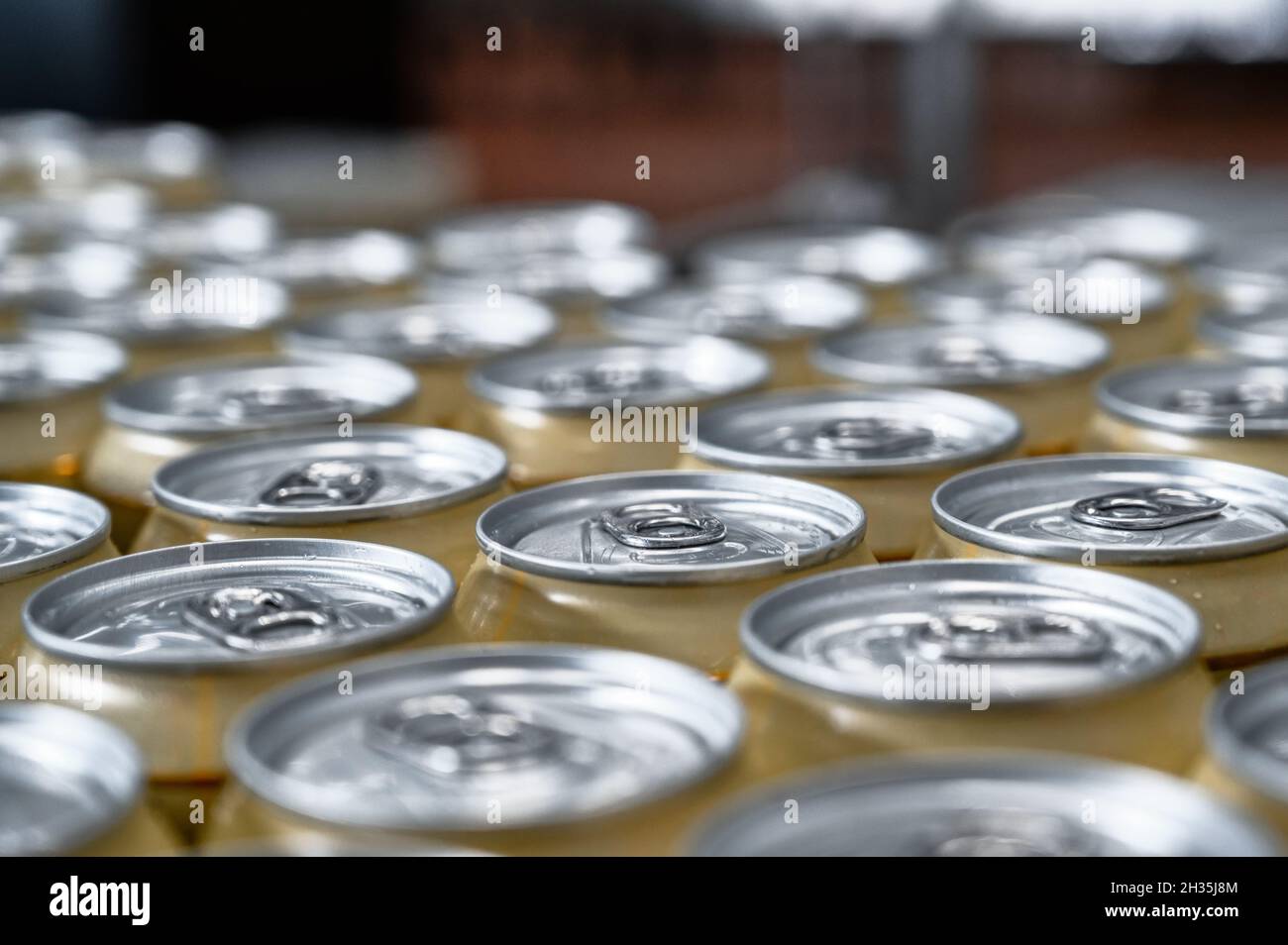 latas de cerveza en el transportador. Foto de stock