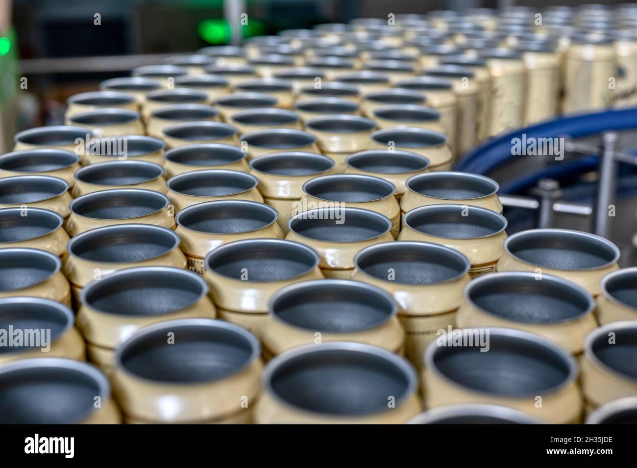 Muchas latas de cerveza vacías en el transportador. Foto de stock