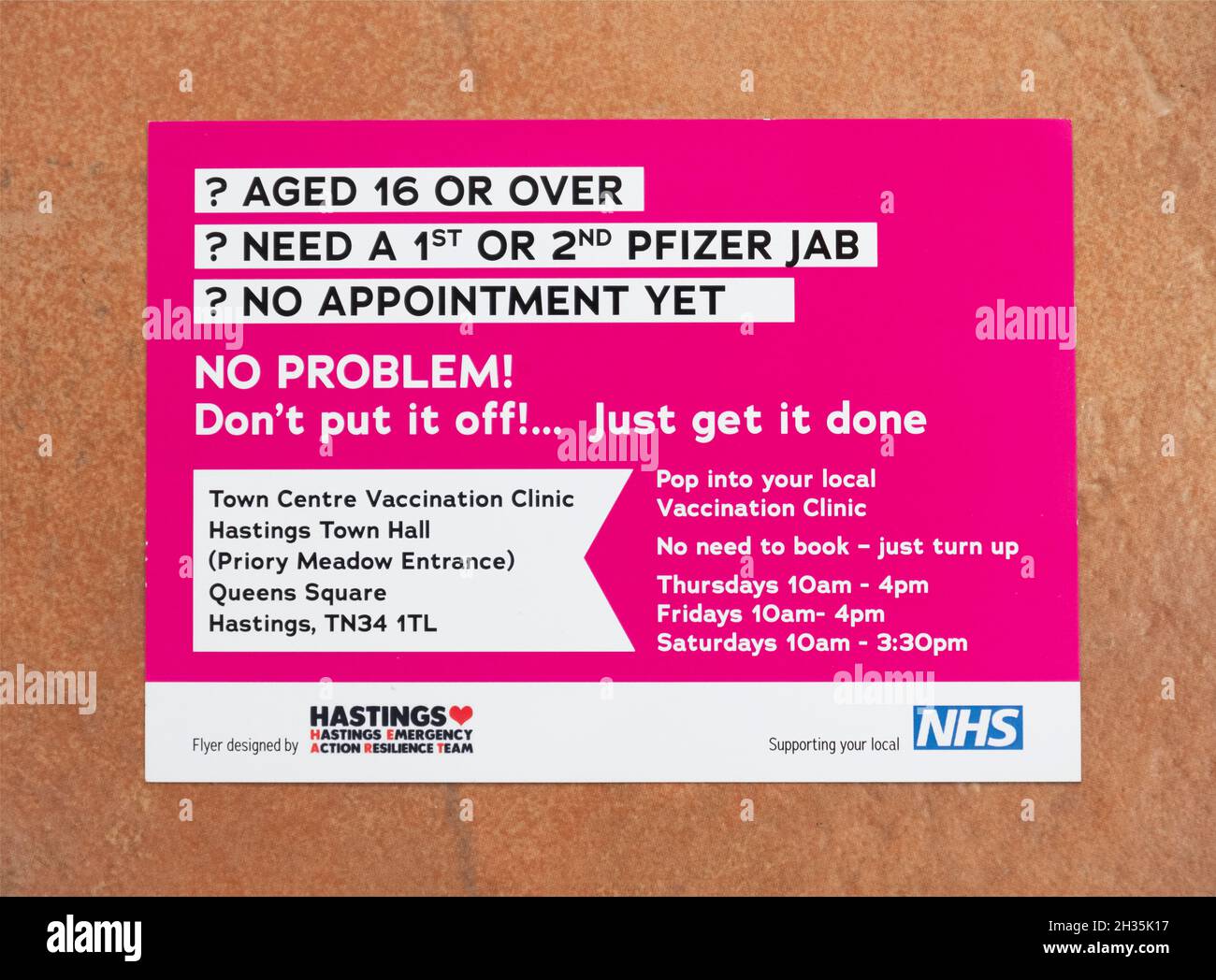NHS Grab A JAB, VAX, folleto enviado a través de la puerta a los residentes del hogar, instándoles a que se vacunen Foto de stock