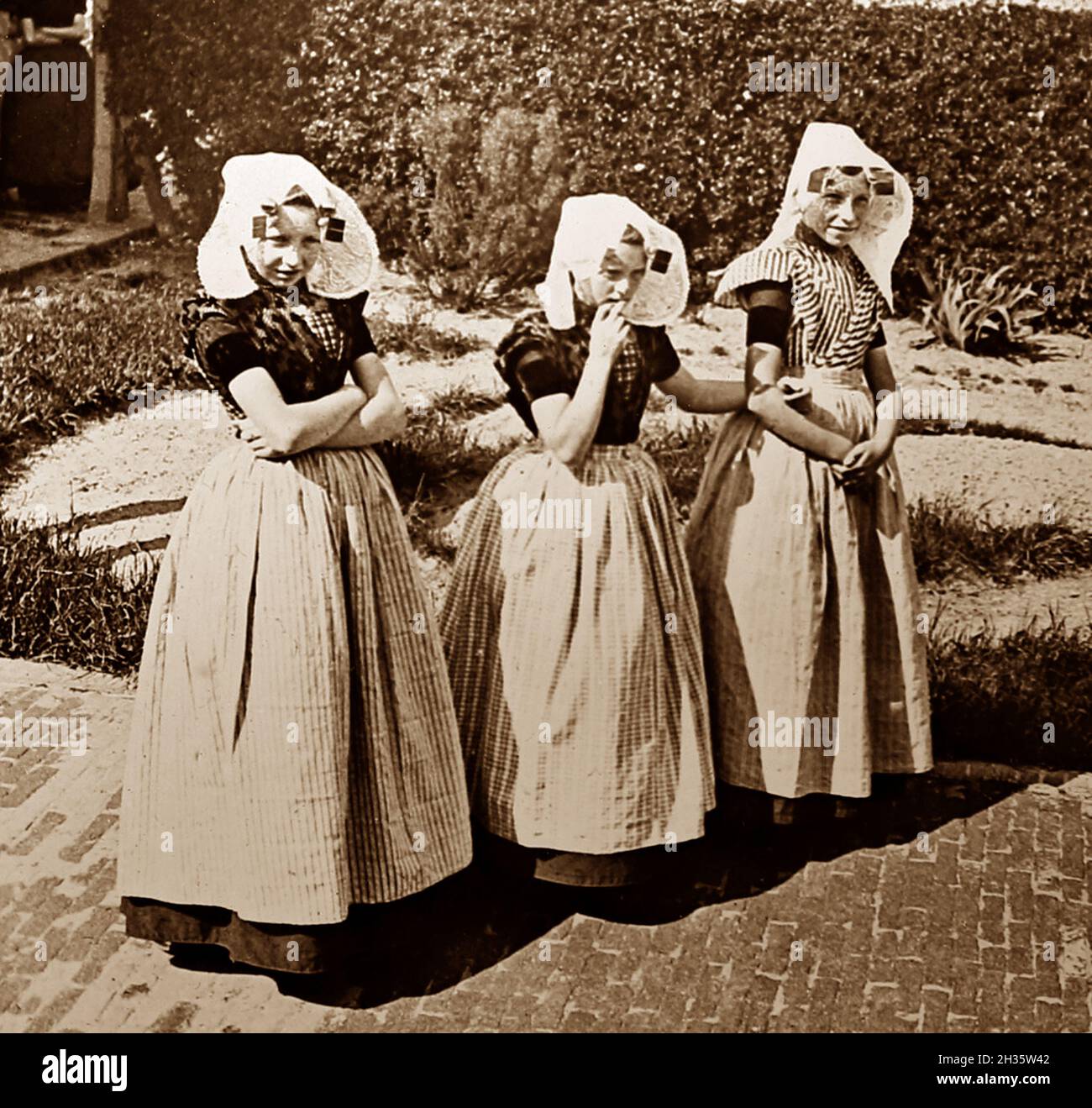Victorian dress girls fotografías e imágenes de alta resolución - Alamy