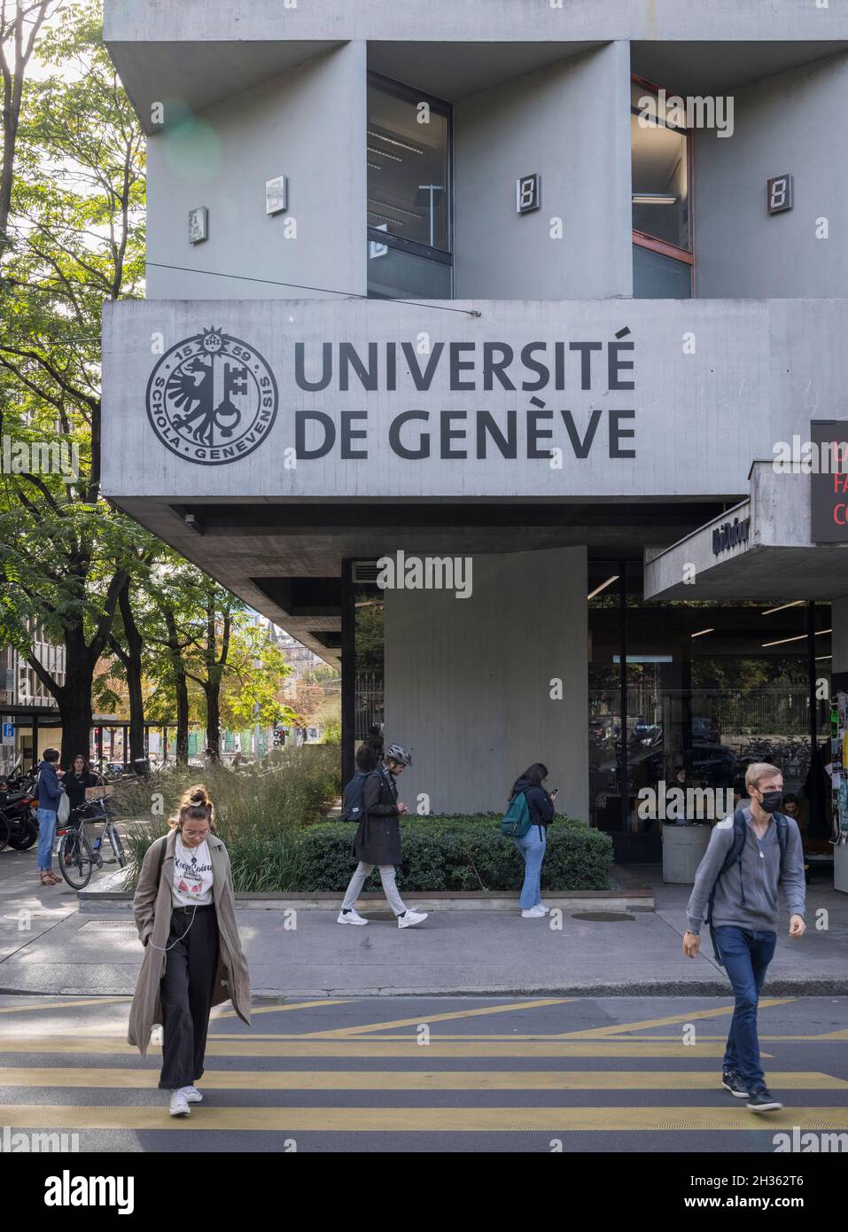 Estudiantes fuera del edificio Uni Dafour de la Universidad de Ginebra, Ginebra, Suiza Foto de stock