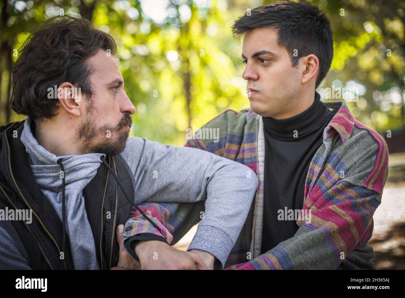 Dos hombres muy enojados, nerviosos y disgustados en un conflicto agresivo  y feroz al borde de una confrontación física y una lucha. Concepto de ma  Fotografía de stock - Alamy