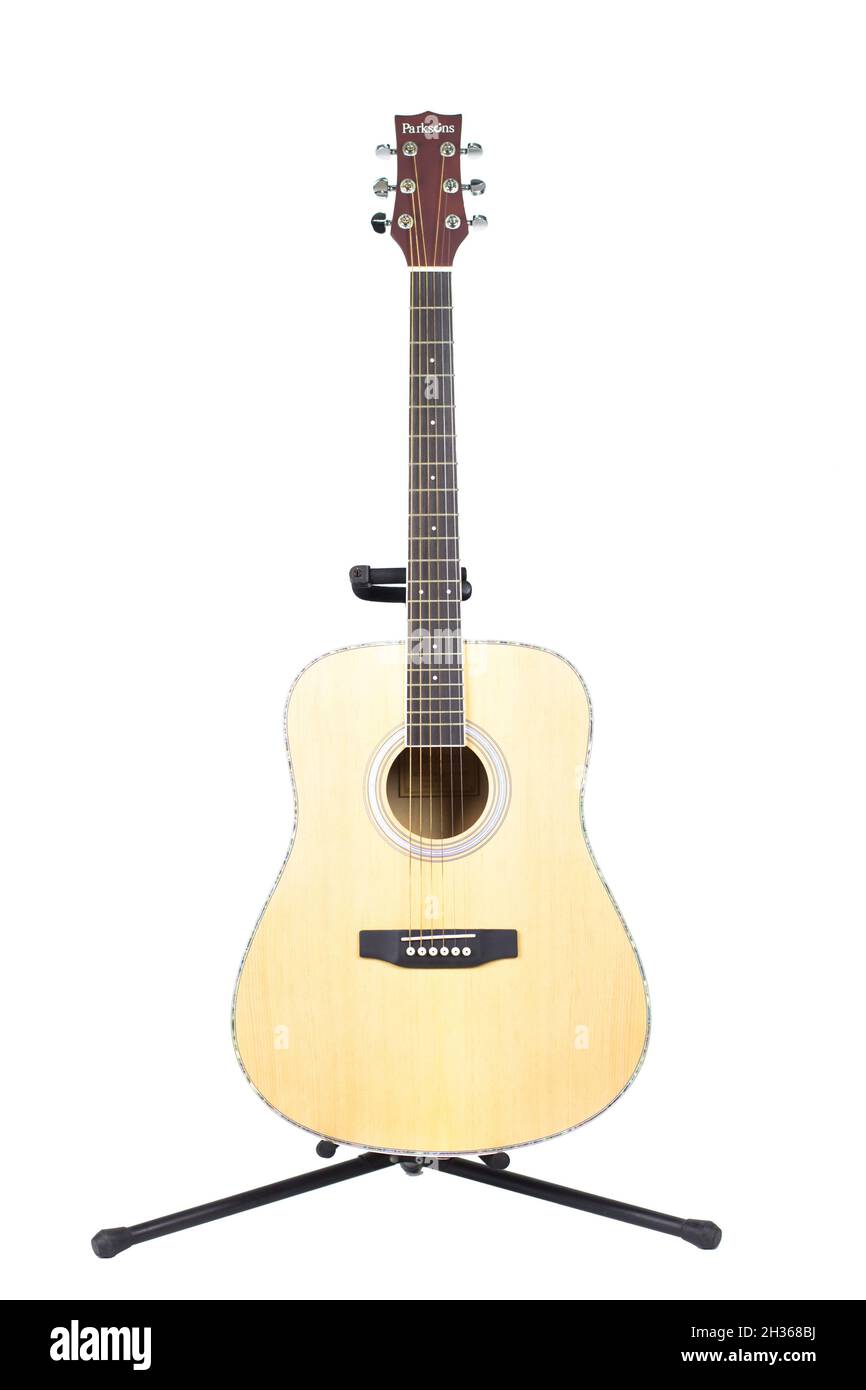 nueva guitarra sobre fondo blanco, electro y acústica Fotografía de stock -  Alamy