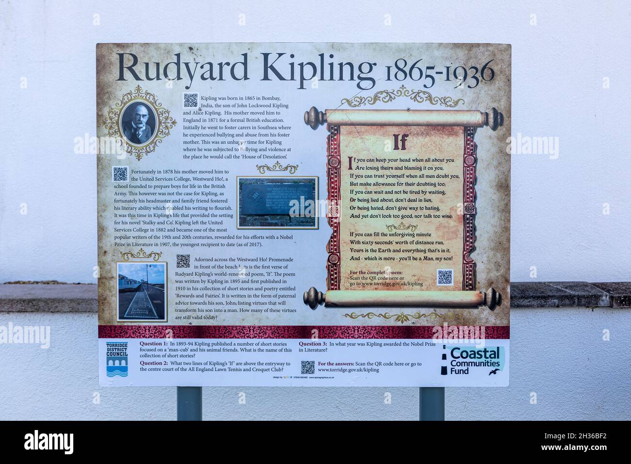 Un cartel con información sobre Rudyard Kipling en Westward Ho! frente al  mar Fotografía de stock - Alamy
