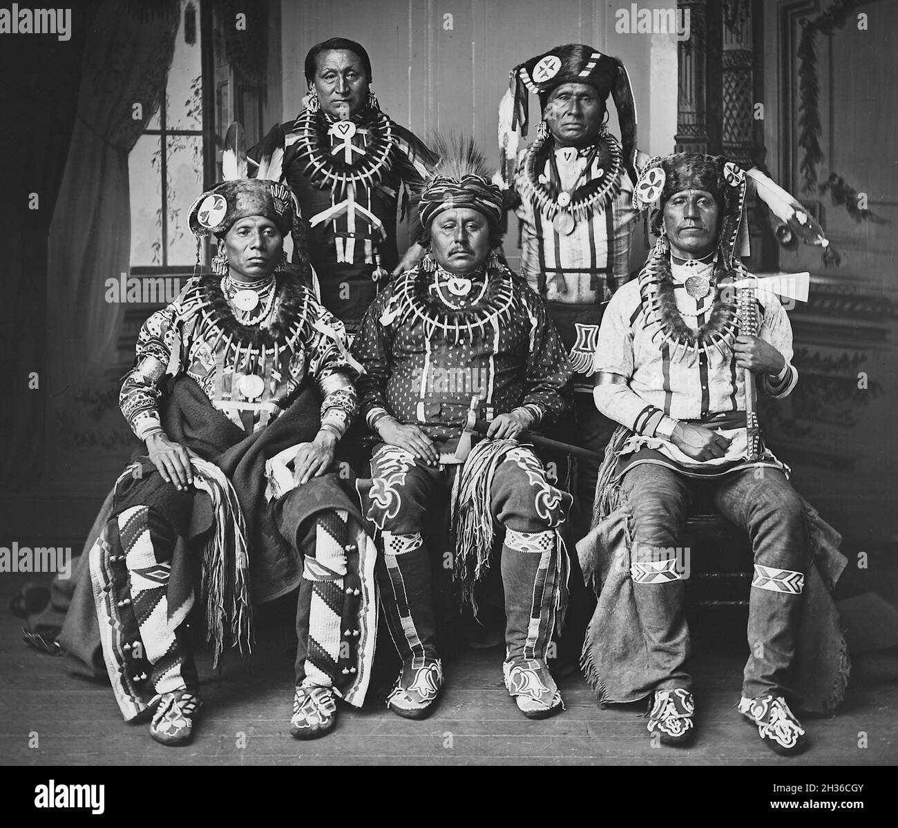 Retrato Fotográfico - Oto delega-Oto delegación de cinco collares de garra y turbante de piel - enero de 1881 Foto de stock