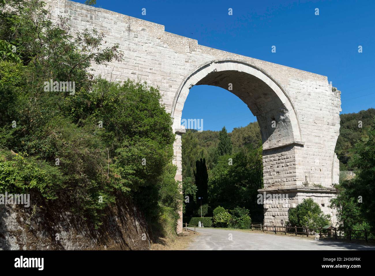 Puente de agosto, pueblo de Narni, Umbría, Italia, Europa Foto de stock