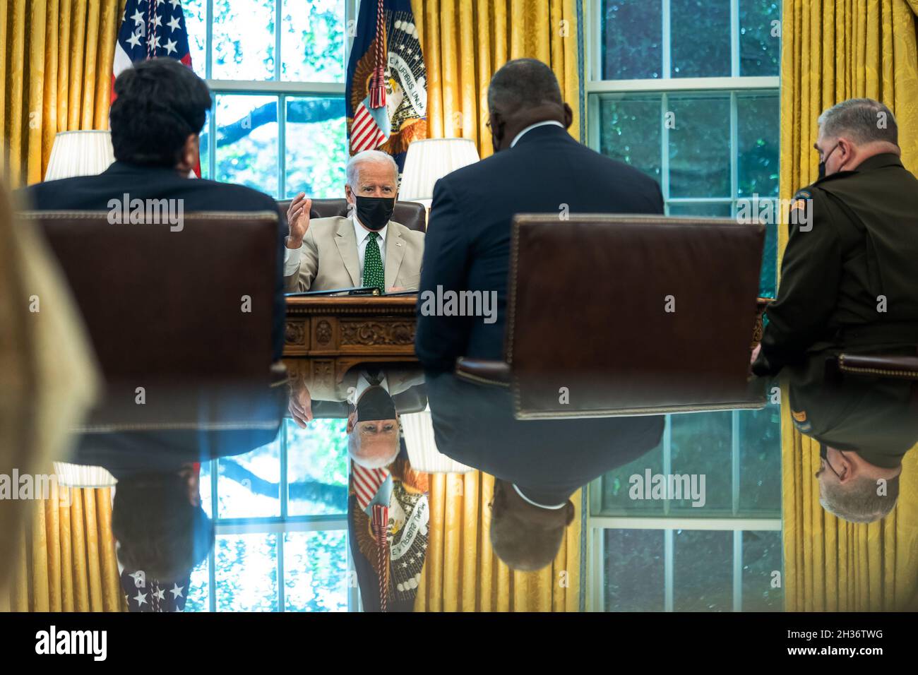 WASHINGTON DC, EE.UU. - 06 de agosto de 2021 - El Presidente Joe Biden recibe una reunión informativa sobre las vacunas COVID-19, el viernes 6 de agosto de 2021, en la Oficina Oval del Foto de stock