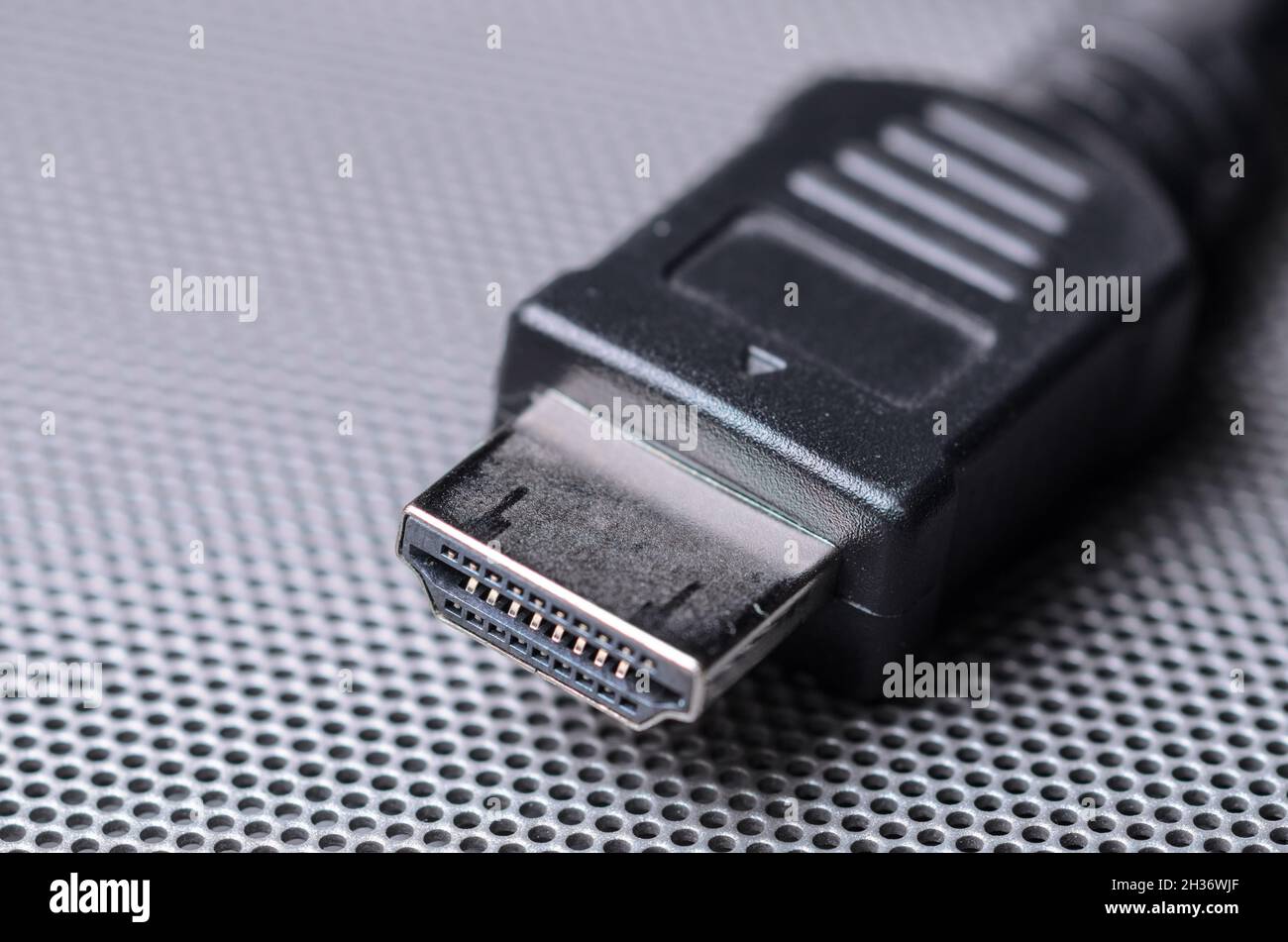 Primer plano de la interfaz multimedia de alta definición Conector estándar  HDMI tipo A e interfaz de audio y vídeo en superficie de malla metálica  Fotografía de stock - Alamy