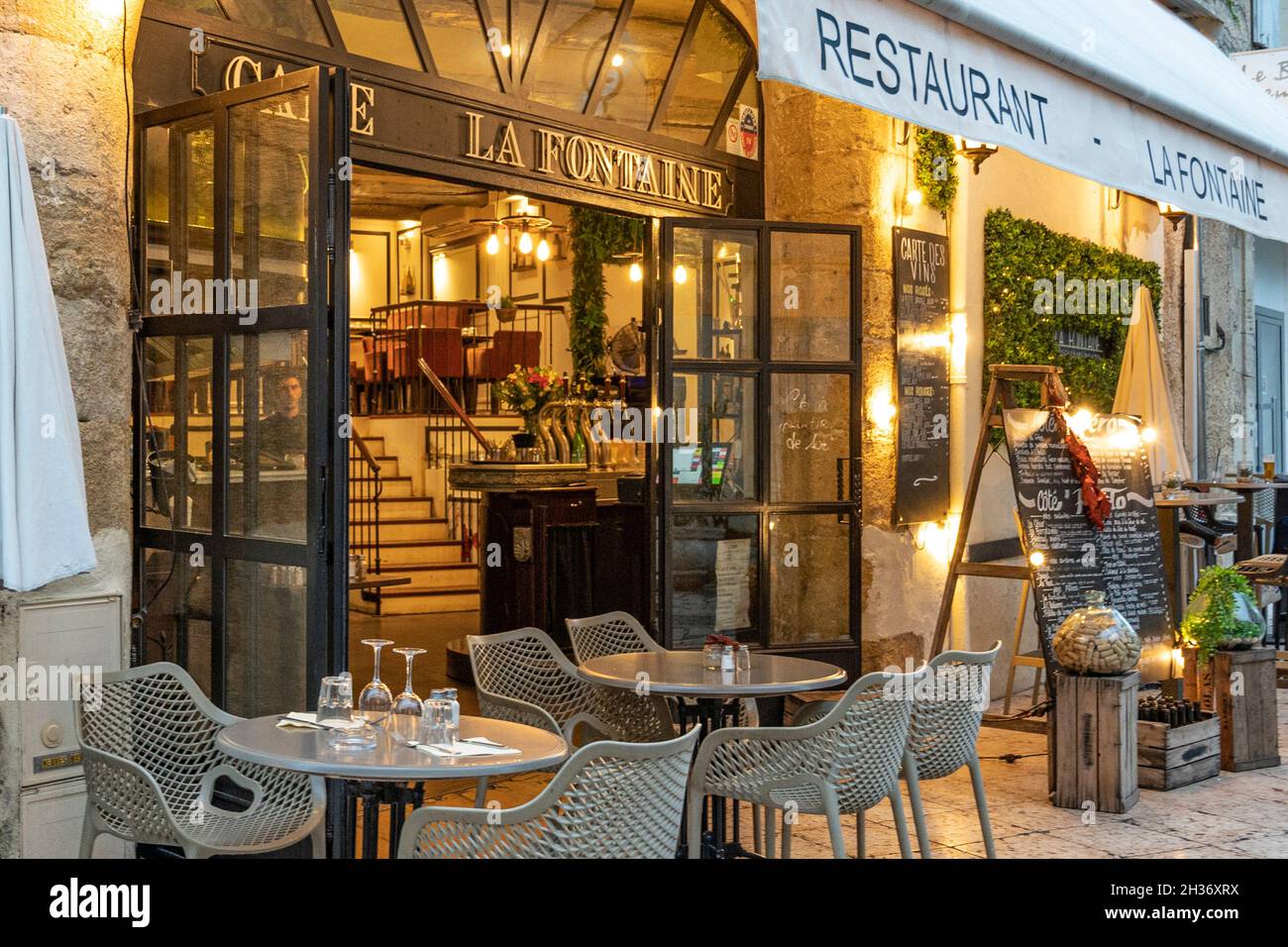 El restaurante La Fontaine en el casco antiguo de Lourmarin Foto de stock