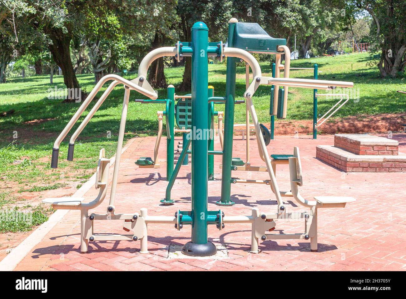 Gym training machines outdoors fotografías e imágenes de alta resolución -  Alamy
