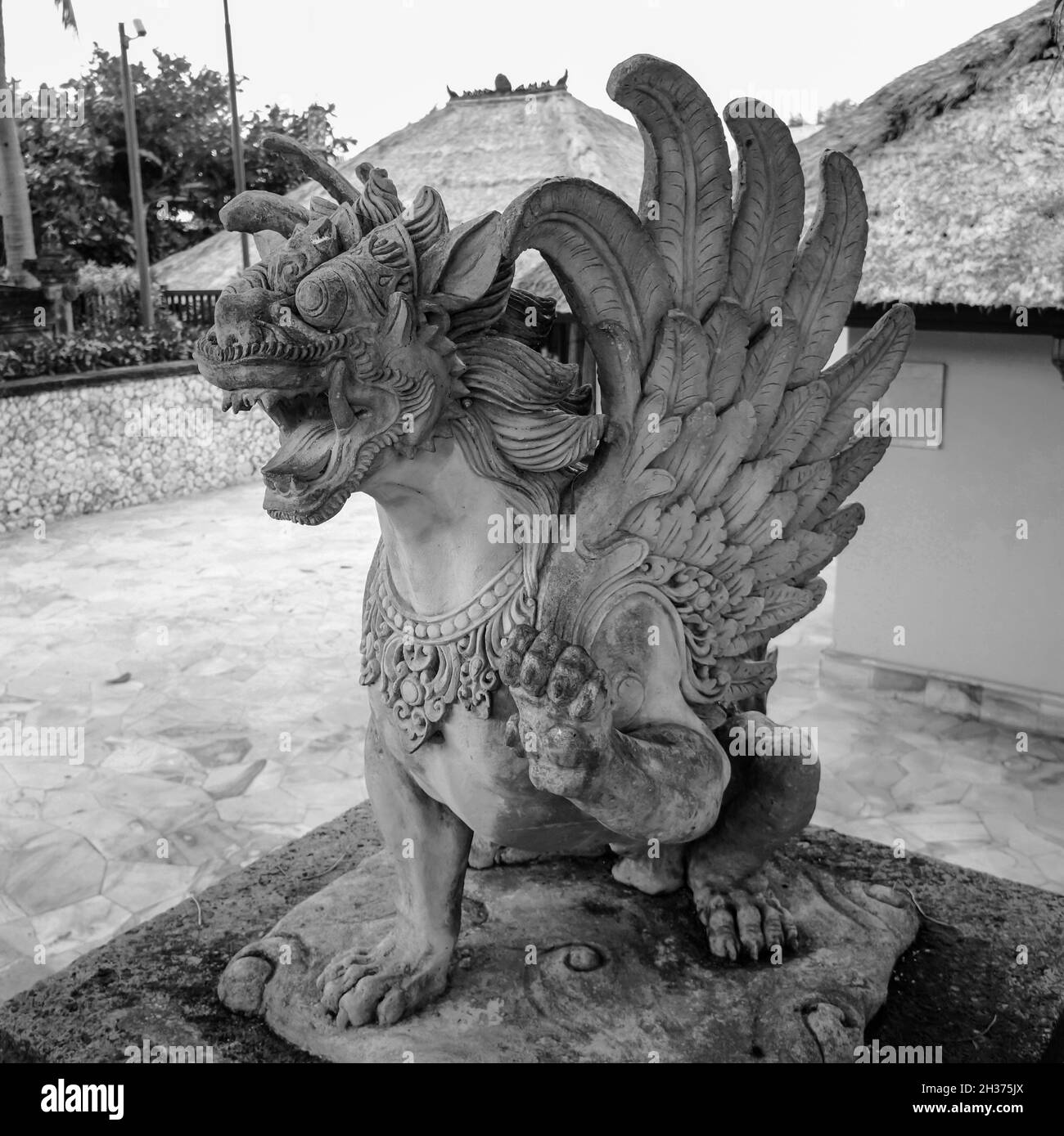 Cerca de la estatua del Espíritu León Alado Singha Barong (Griffin). Criatura mítica en el hinduismo de la cultura balinesa. Para adoración o oración diaria. Foto de stock