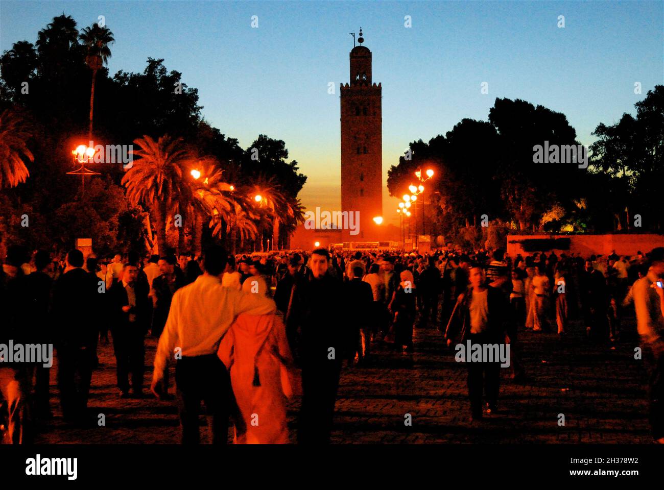 MEDINA DE MARRAKECH FUNDADA EN 1070–72 POR LOS ALMORÁVIDES, MARRAKECH SIGUIÓ SIENDO UN CENTRO POLÍTICO, ECONÓMICO Y CULTURAL DURANTE UN LARGO PERÍODO. SU INFLUENCIA Foto de stock