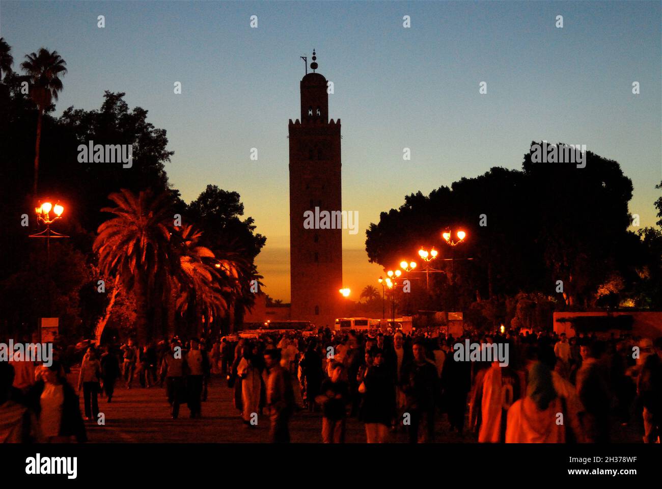 MEDINA DE MARRAKECH FUNDADA EN 1070–72 POR LOS ALMORÁVIDES, MARRAKECH SIGUIÓ SIENDO UN CENTRO POLÍTICO, ECONÓMICO Y CULTURAL DURANTE UN LARGO PERÍODO. SU INFLUENCIA Foto de stock