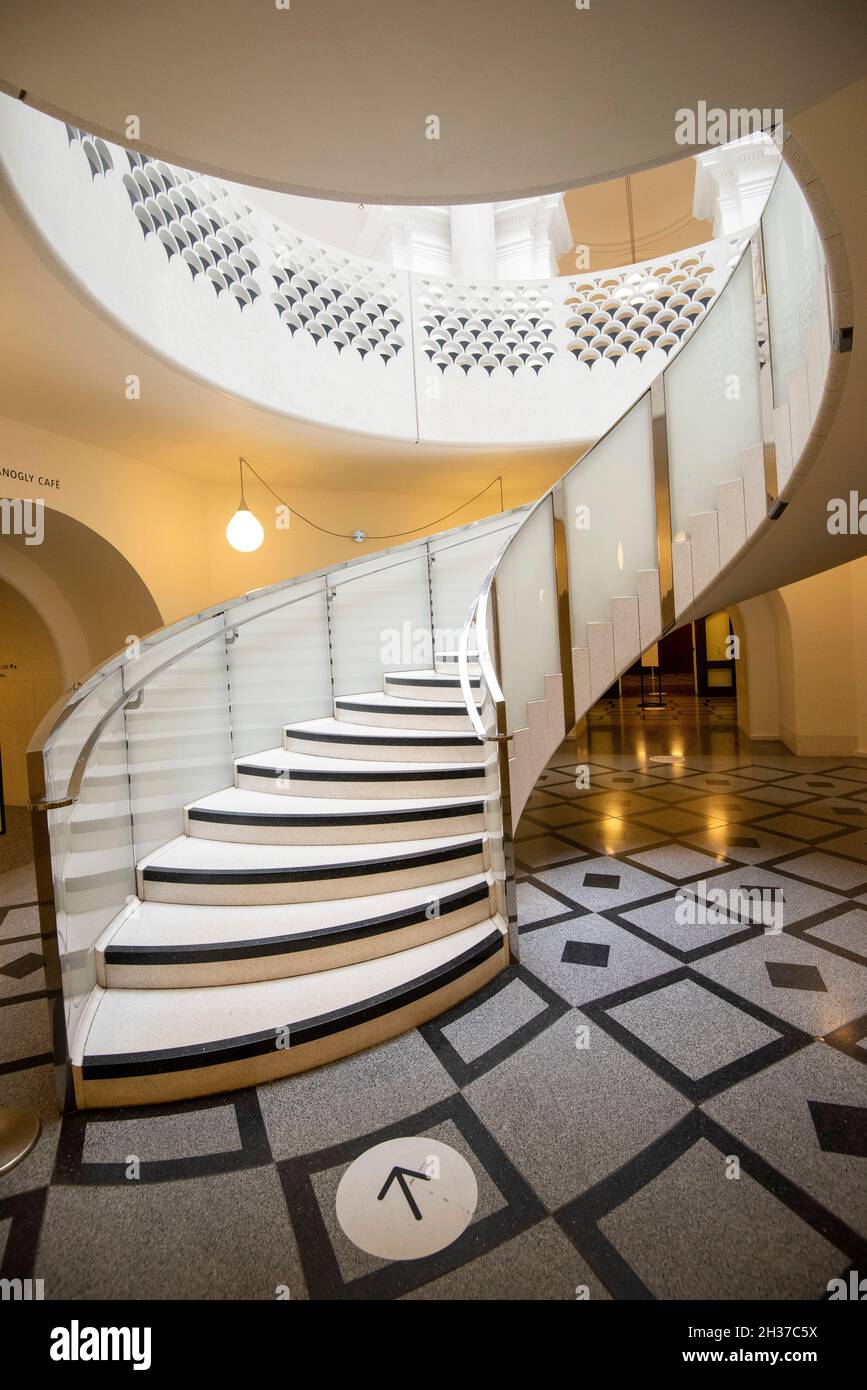 Escalera dentro del Tate Britain, Londres Inglaterra Reino Unido Foto de stock