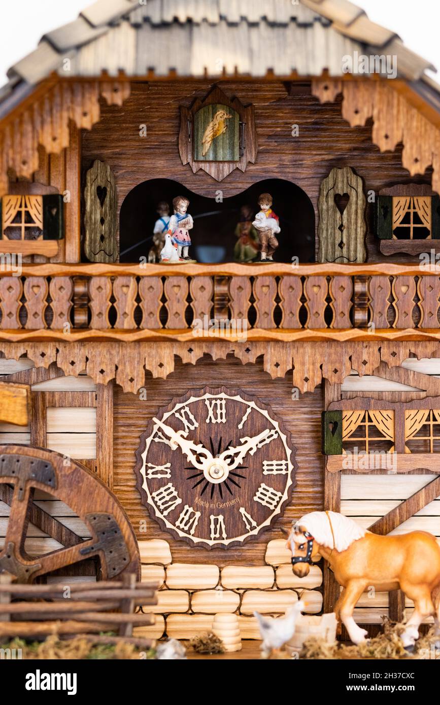 loco Ya que Que Schonach im Schwarzwald, Alemania. 26th Oct, 2021. Un reloj de cuco de diseño tradicional cuelga en la sala de ventas de la empresa Rombach & Haas. La pandemia de Corona y sus loco Ya que Que Schonach im Schwarzwald, Alemania. 26th Oct, 2021. Un reloj de cuco de diseño tradicional cuelga en la sala de ventas de la empresa Rombach & Haas. La pandemia de Corona y sus