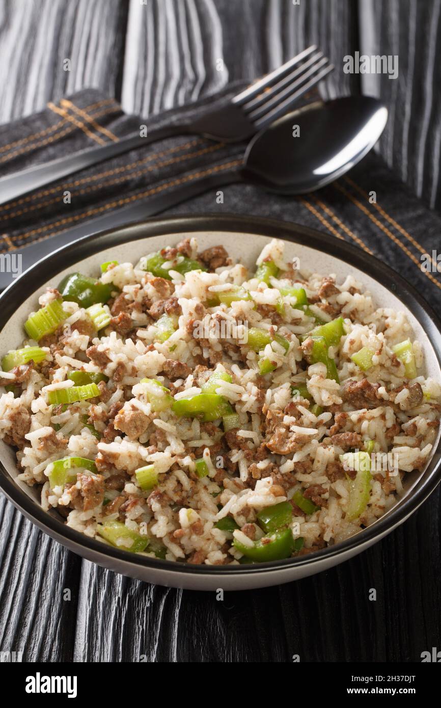 El arroz sucio es un clásico plato cajún que se suele hacer con hígados de pollo y carne molida en un plato de la mesa. Vertical Foto de stock