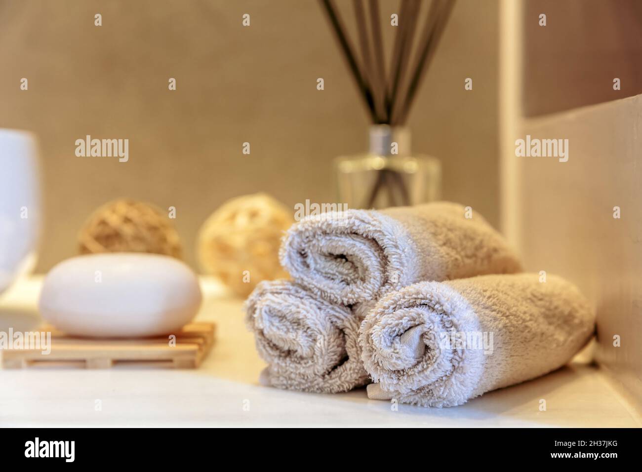 Detalle del interior del baño. Limpiar las toallas de mano rollos,  dispensador de jabón y lavabo blanco sobre una mesa, pancarta Fotografía de  stock - Alamy