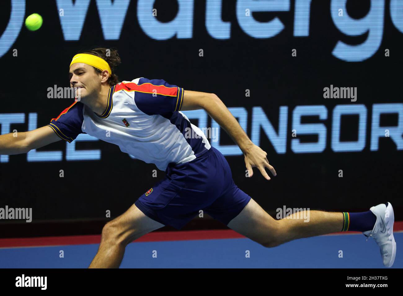 San Petersburgo, Rusia - 26 de octubre de 2021: Tenis. Taylor Fritz juega durante un partido contra Emil Ruusuvuori en el torneo de tenis del Abierto de San Petersburgo 2021. Foto de stock