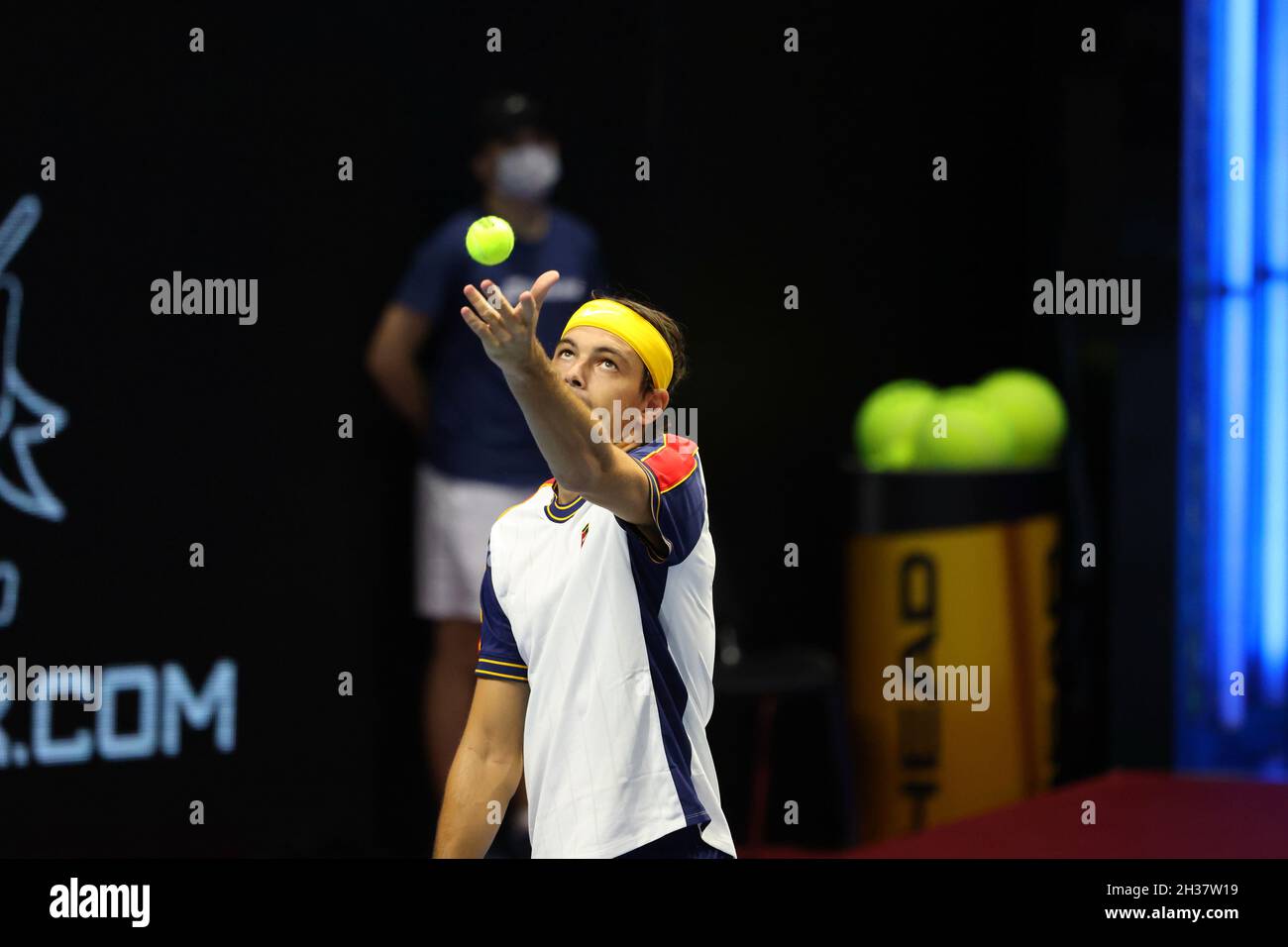 San Petersburgo, Rusia - 26 de octubre de 2021: Tenis. Taylor Fritz juega durante un partido contra Emil Ruusuvuori en el torneo de tenis del Abierto de San Petersburgo 2021. Foto de stock